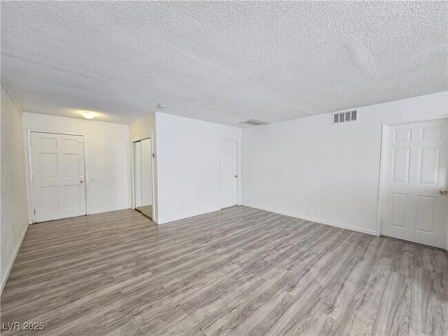 Building Photo - 2913 Stewart Ave