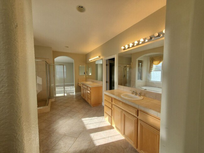 Building Photo - STUNNING SPACIOUS 5 BEDROOM HOME IN CONCOR...