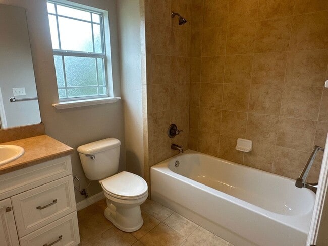 Building Photo - Sublease!   Lovely End Unit in Villas of West End LOOK!