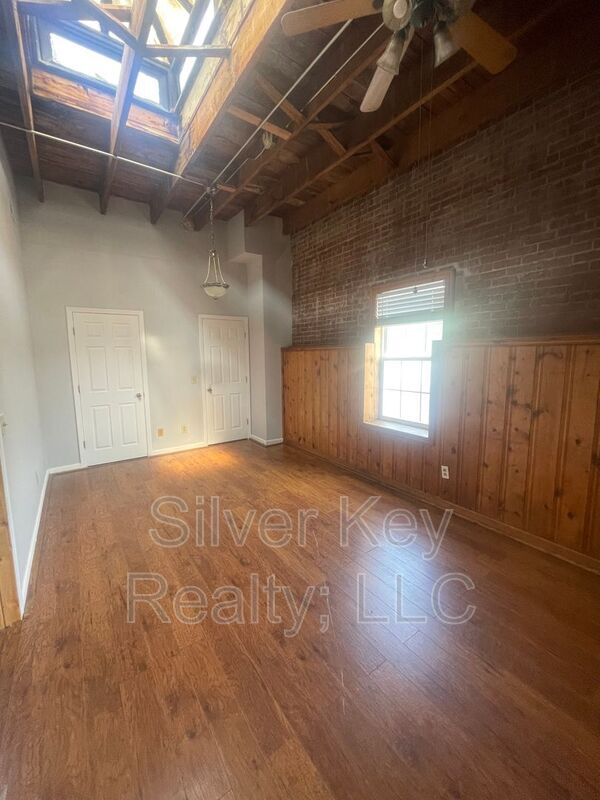 Building Photo - 217 E Washington Ave
