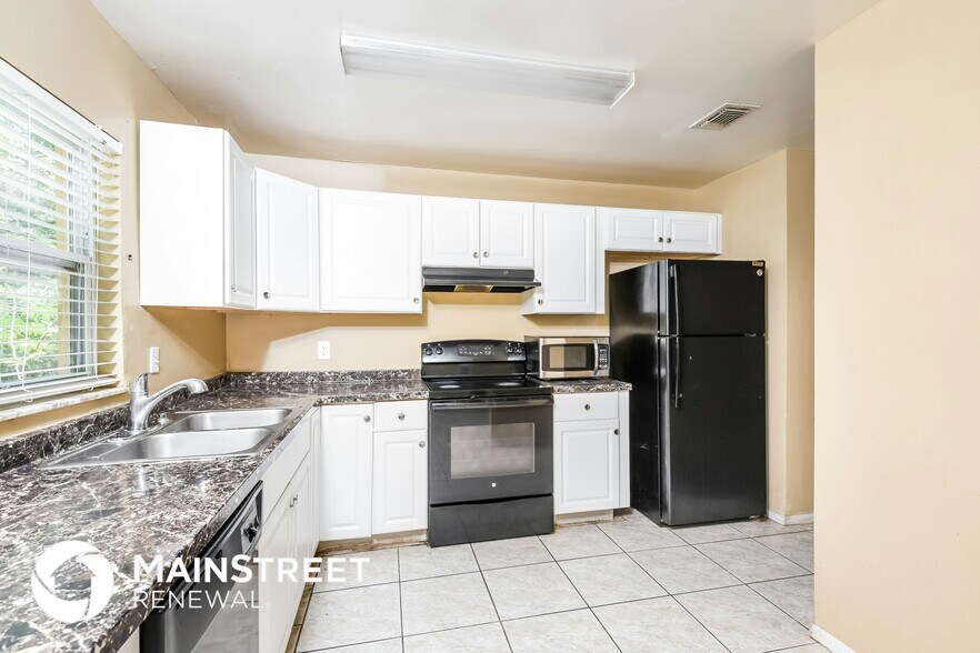 Building Photo - 402 W 17th St