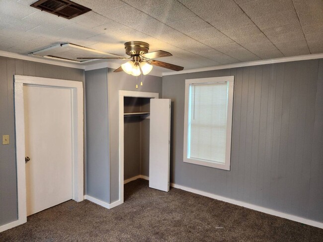 Building Photo - Affordable 2-Bedroom Apartment with Comfor...