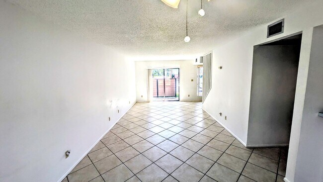 Building Photo - Annual UNfurnished 3-bedroom, 2/ 1/2 bathr...