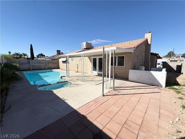 Building Photo - 325 Greenfield Ln