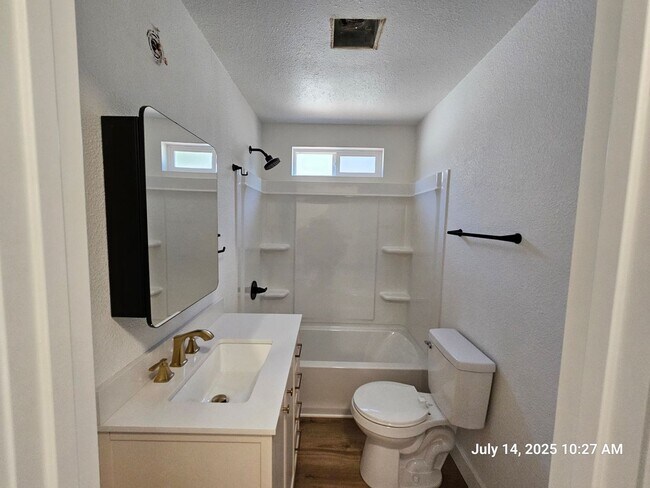 Building Photo - 408-410 SW Elmwood Ave