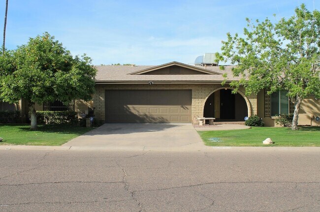Building Photo - 1016 E Rose Ln