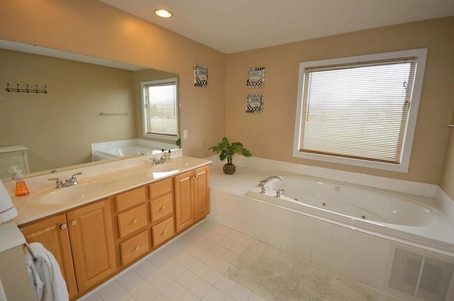 Building Photo - 4BR/3.5BA | Newly Renovated Single Family Home | Large Home is Desirable Pine Run!  Best of Mason