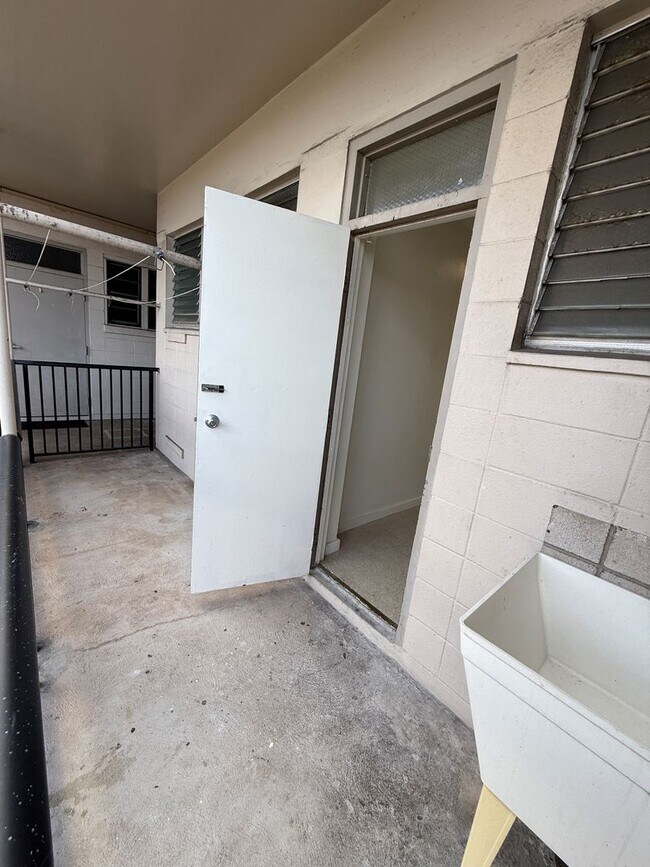 Building Photo - 1808 Liliha St