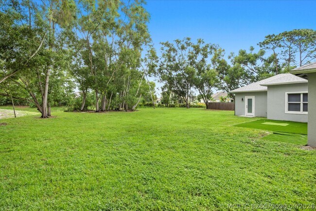 Building Photo - 419 SW Namoit Pl