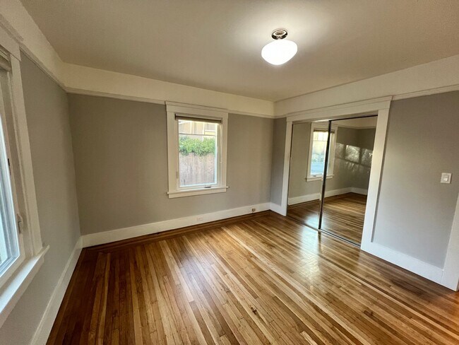 Building Photo - CHARMING TWO BED / ONE BATH HOME ONE BLOCK...