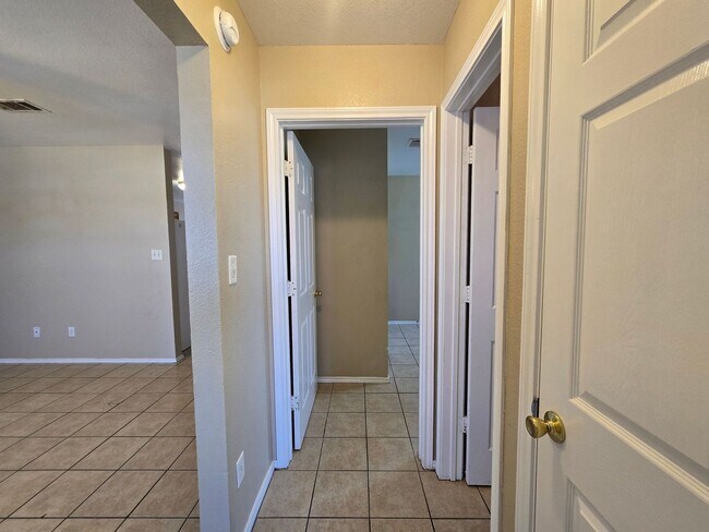 Building Photo - SECTION 8/HUD ACCEPTED - AVAILABLE NOW!