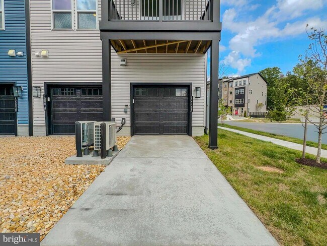 Building Photo - 10001 -B American Pharoah Ln