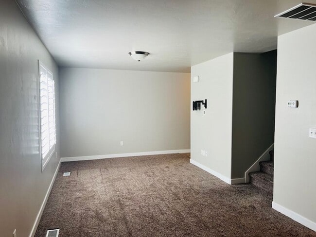 Building Photo - Beautiful home with central air and 2 car garage.