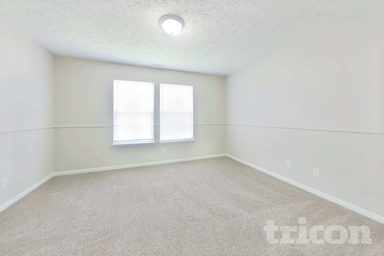 Building Photo - 4468 Connaught Dr E