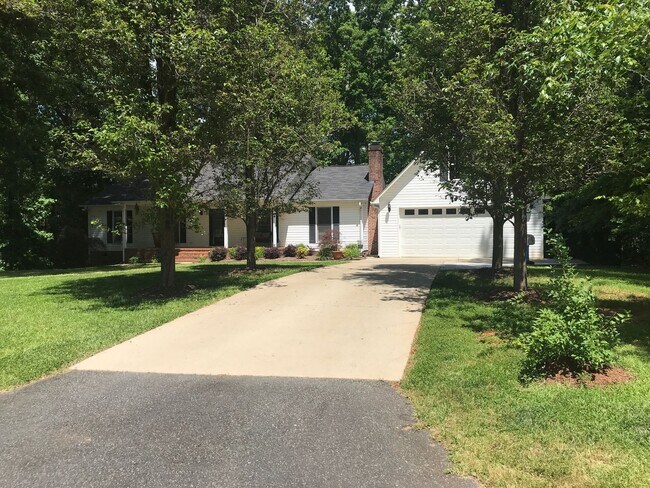 Building Photo - Stunning 3 Bedroom Home with Bonus Room