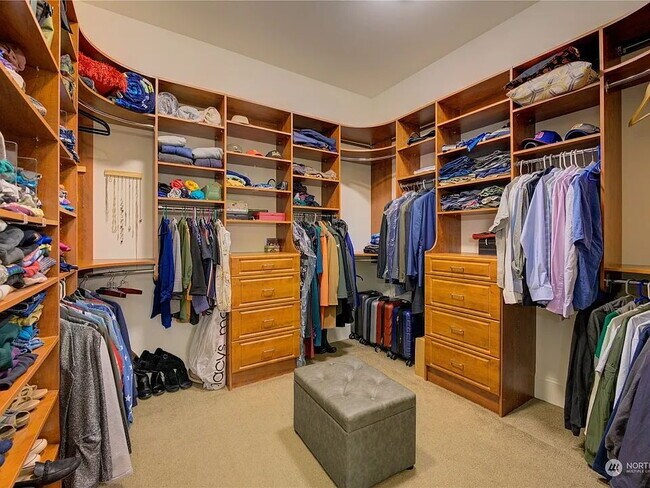 Building Photo - "Spacious 2-Bed, 3-Bath Sanctuary in Tacoma's Heart – 3,243 Sq Ft of Luxury Living!"
