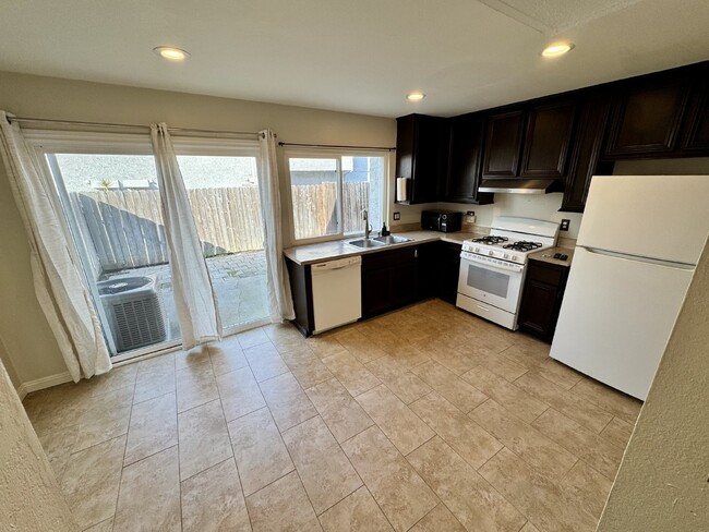 Building Photo - 2-Bedroom Condo in a Central Anaheim Location