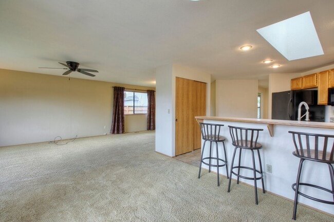Building Photo - Bright & Spacious Rambler off of Cul-de-Sac