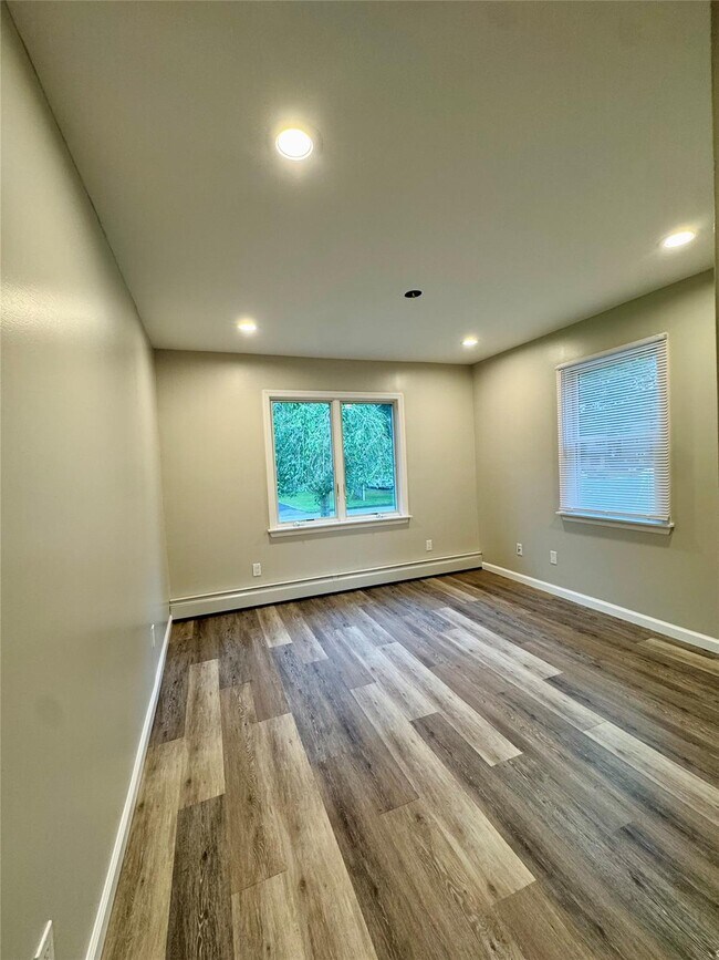 Building Photo - 10 Claremont Dr