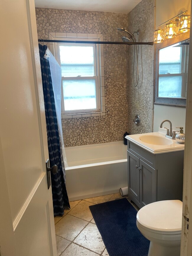 Building Photo - 1144 Boulevard