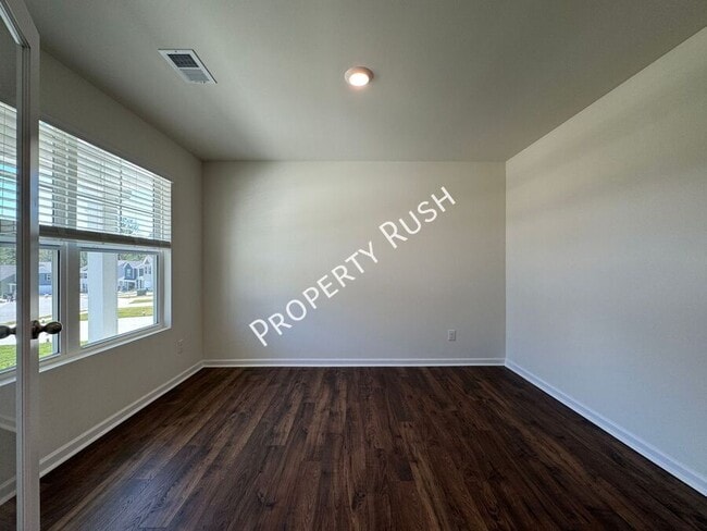 Building Photo - 327 Draft St