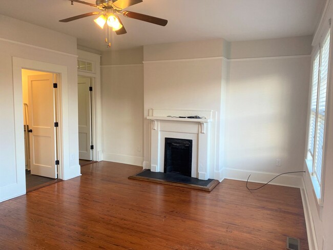 Building Photo - Two Bedroom Apartment On Tattnall Square Park