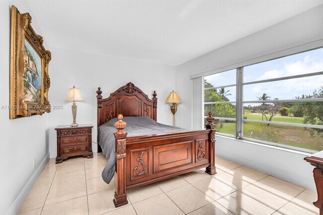 Building Photo - 2800 N Palm Aire Dr