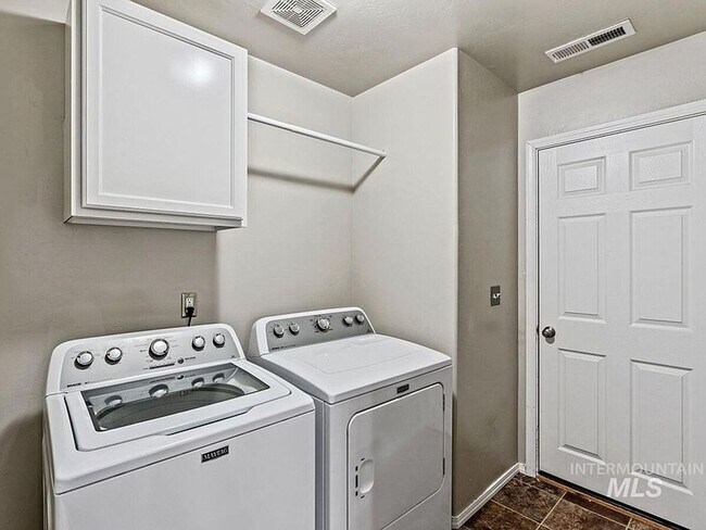 Building Photo - Immaculate/Charming Home in NW Meridian