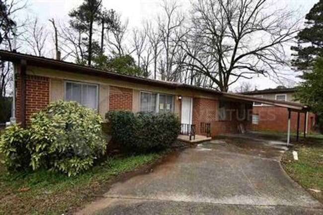Building Photo - Charming 3BR/2BA Brick Home with Fenced Yard