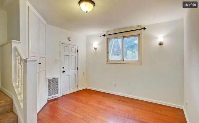 Building Photo - Charming 3 bed / 2 bath Home Across from Oak Park!