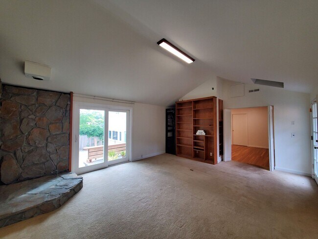 Building Photo - Mont Marin 4x3 home with bedroom suites on...