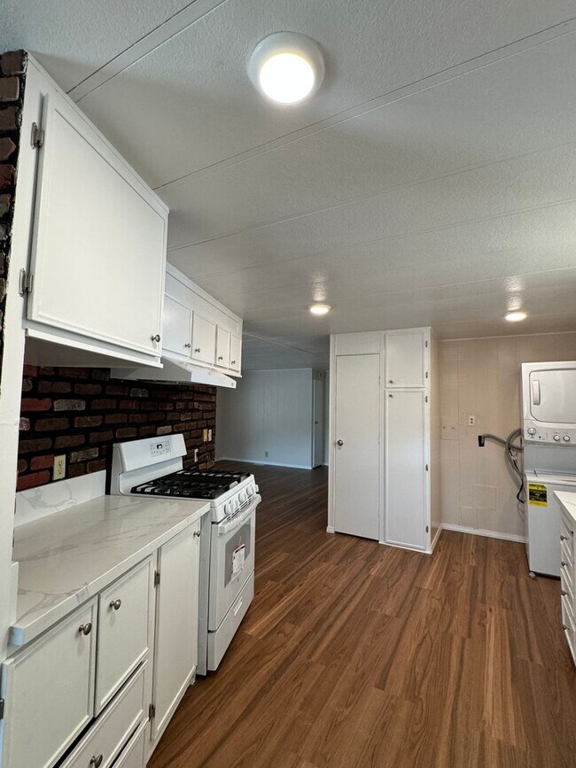 Building Photo - Beautiful rehabbed manufacture home in Lak...