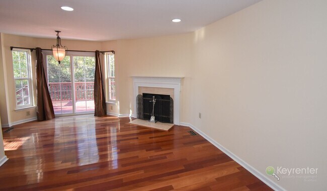 Building Photo - End Unit Townhome in Warrington Hunt community with 2 car garage!