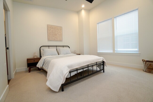 Building Photo - 479 E Violets Cv Ln