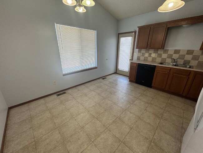 Building Photo - "Charming 2-Bed, 2-Bath Gem with Spacious ...