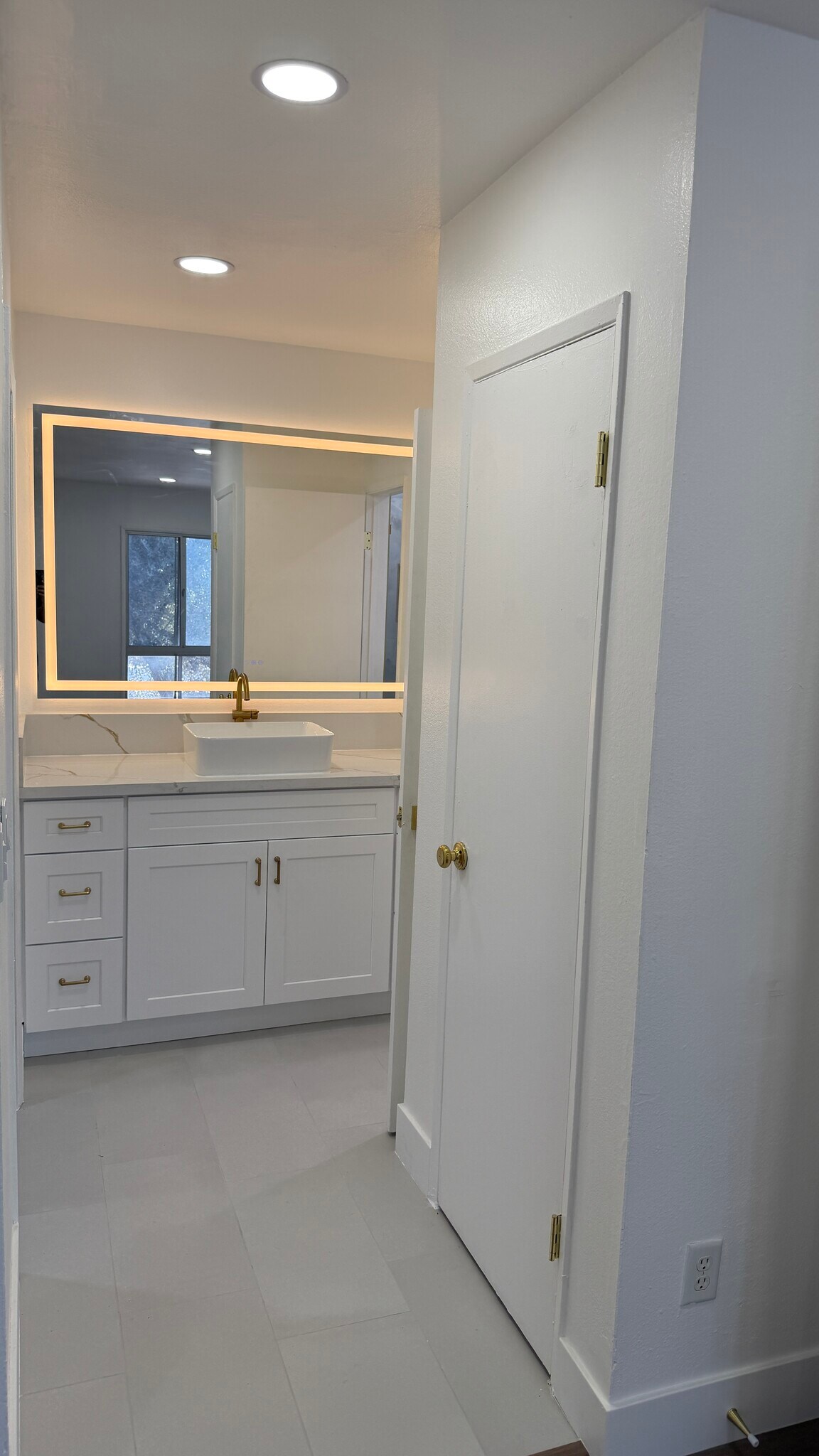 Building Photo - 10331 Lindley Ave