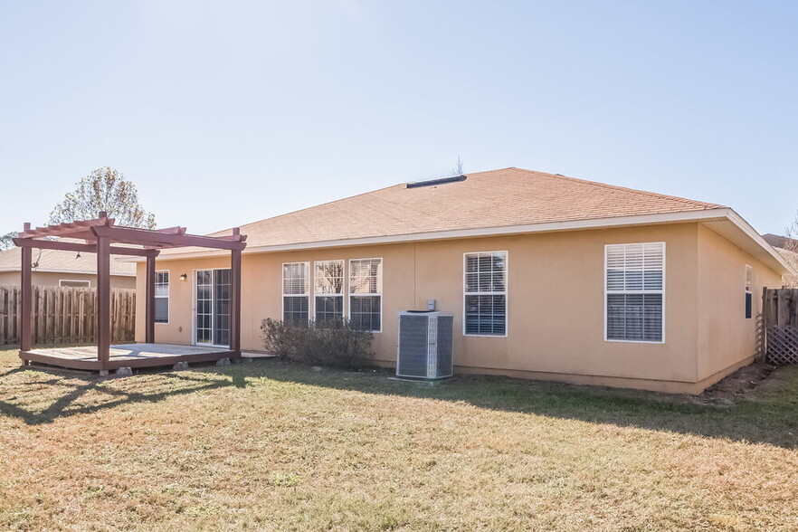 Building Photo - 2285 Brian Lakes Dr E