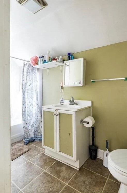 Bathroom - 521 Bay St