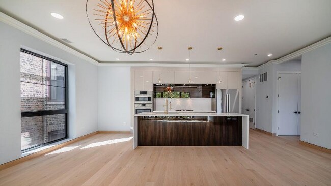 Building Photo - 2024 W Irving Park Rd