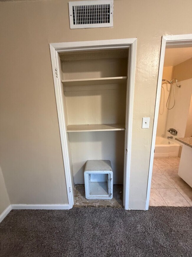 Building Photo - Affordable 3 BD 2 BA house in SW Bakersfield on a corner lot
