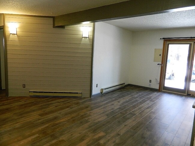 Building Photo - 559 Rainbow Vlg