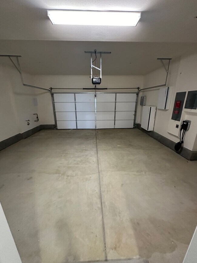 Building Photo - 1 Year Old Lenner 3 Bedroom + Loft Condo i...