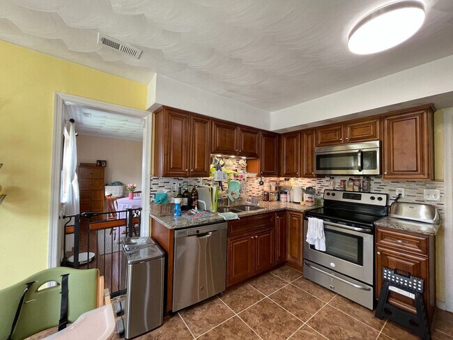 Building Photo - 4 bedroom home in the Landstown area of Vi...