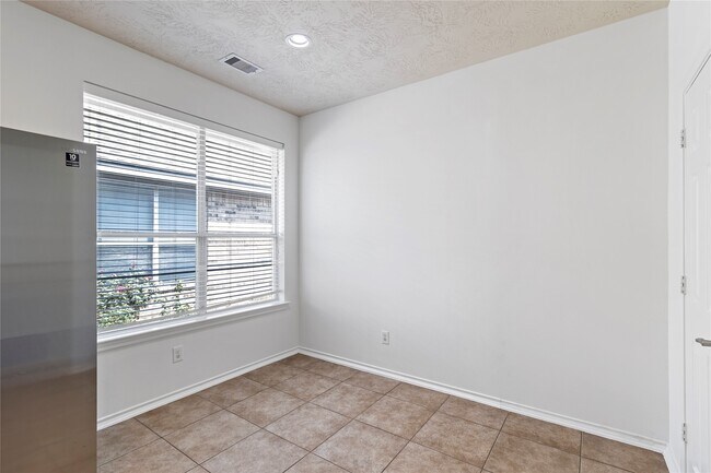 Building Photo - 23307 W Pine Ivy Ln