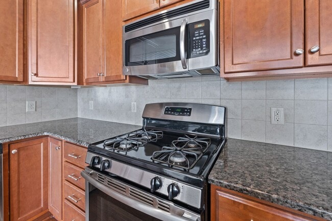 Building Photo - 3 Bedroom - Cary Townhome in Central Location!!! Close to 540 and Research Triangle Park!