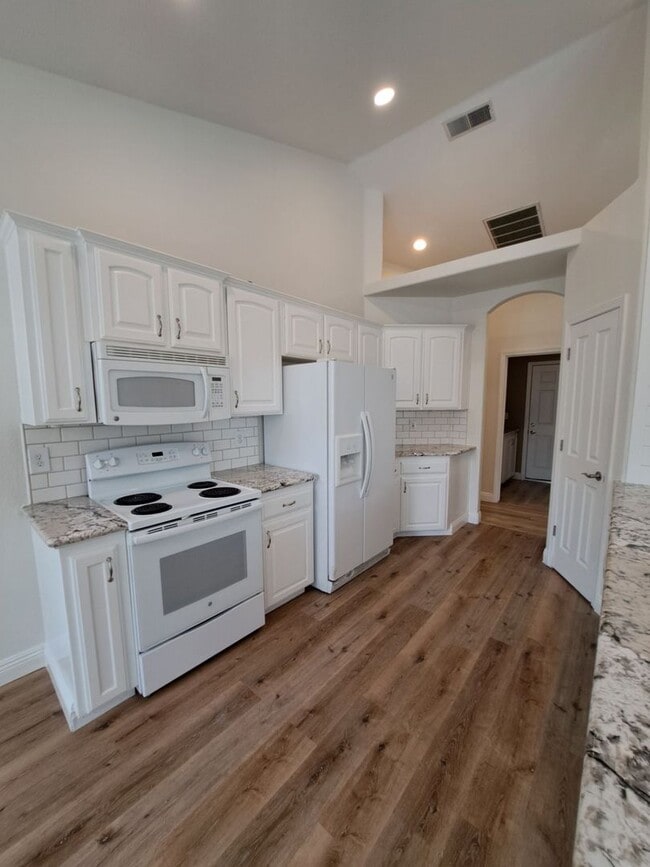 Building Photo - Gorgeous Fresno Residence with Premium Fin...