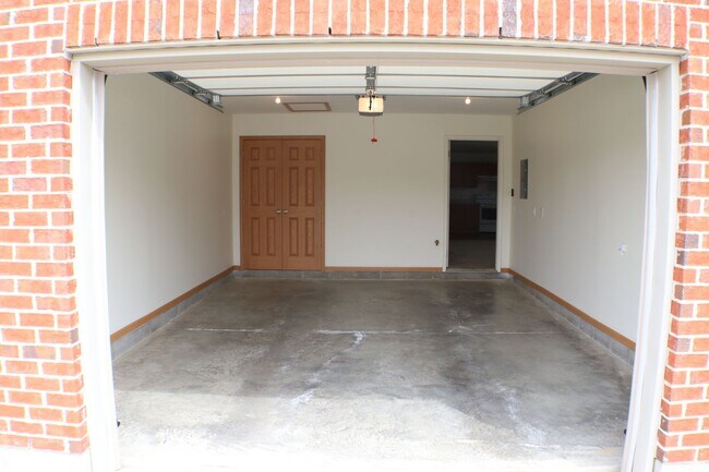 Building Photo - 2206 Shamrock Ln