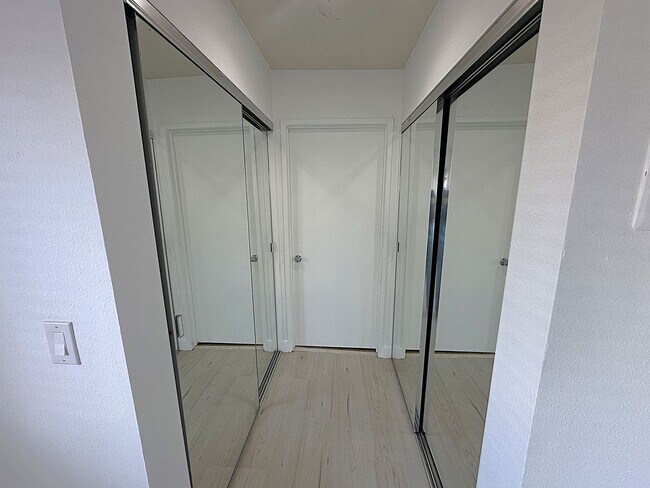 Building Photo - Beautiful 2-Bed, 2-Bath Winnetka Condo – S...