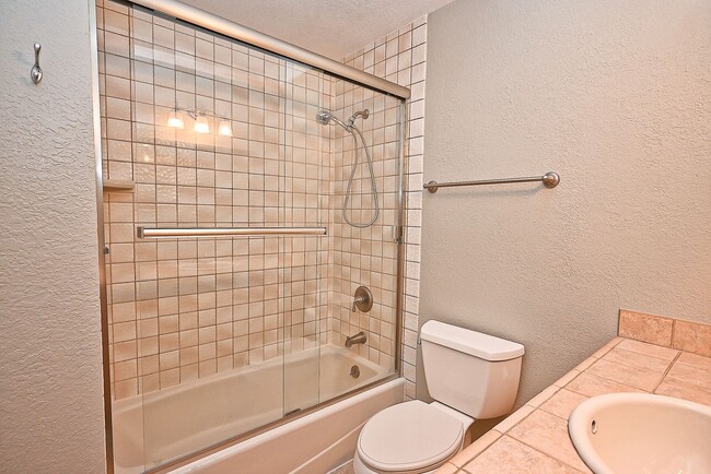 Building Photo - $3,950 -- STUNNING 4B/2BTH HOME IN BRIAR H...
