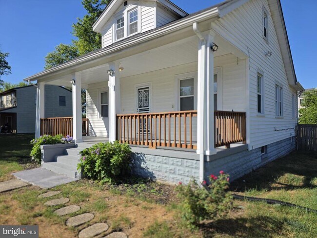 Building Photo - 5815 Robin Ln